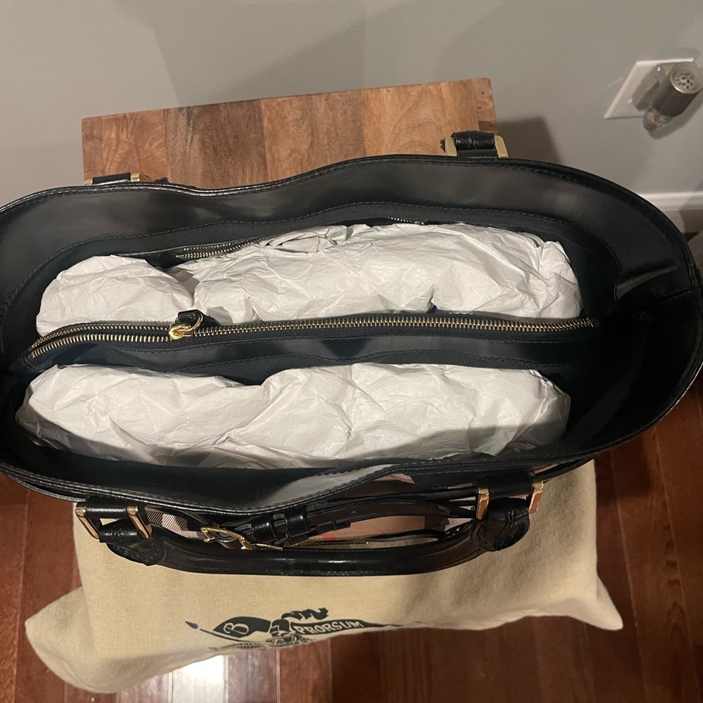 Burberry Authentic Handbag looks new lightly used 3x - Picture 2 of 8